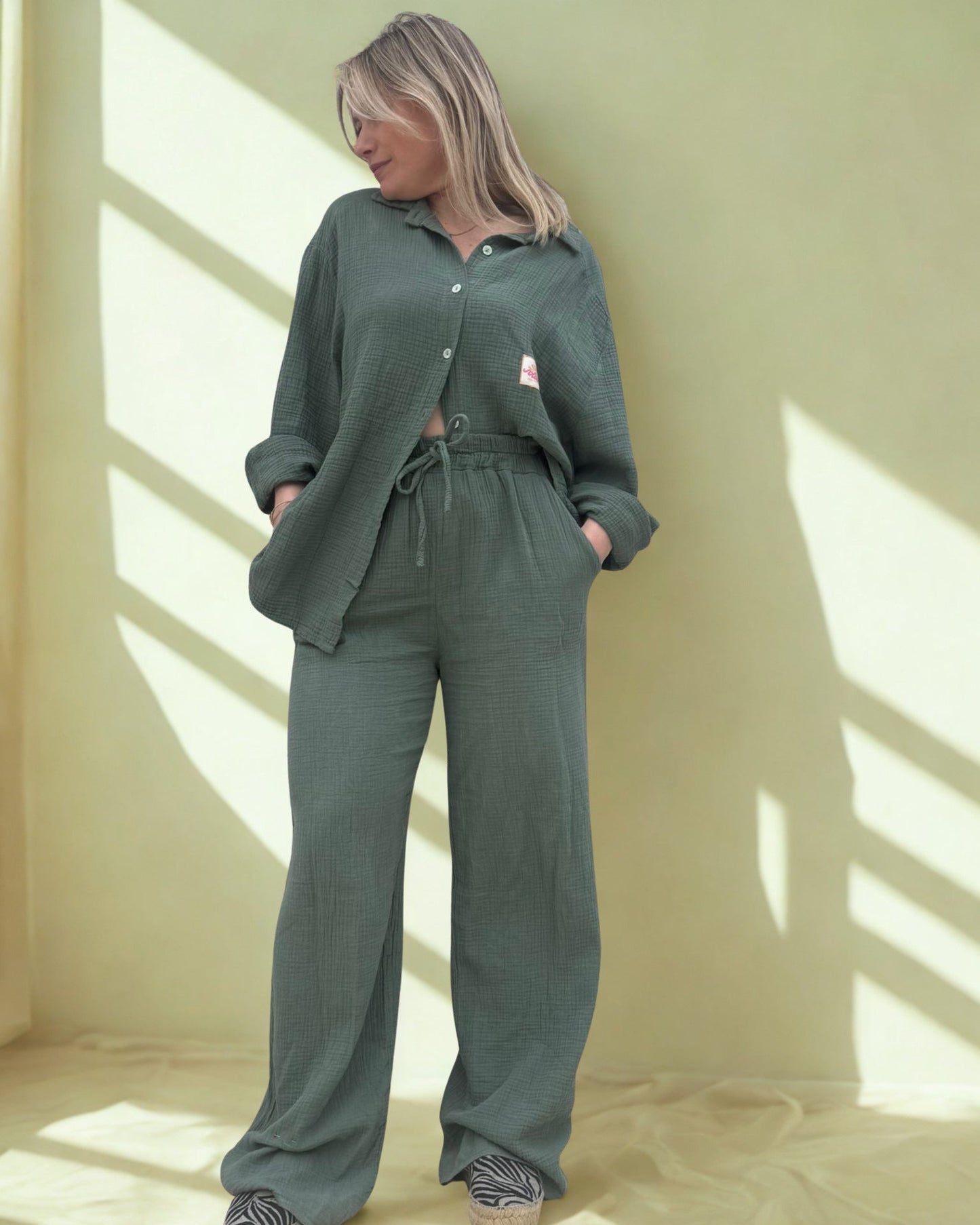 Pantalon Anubis Kaki – Confort & Élégance Décontractée